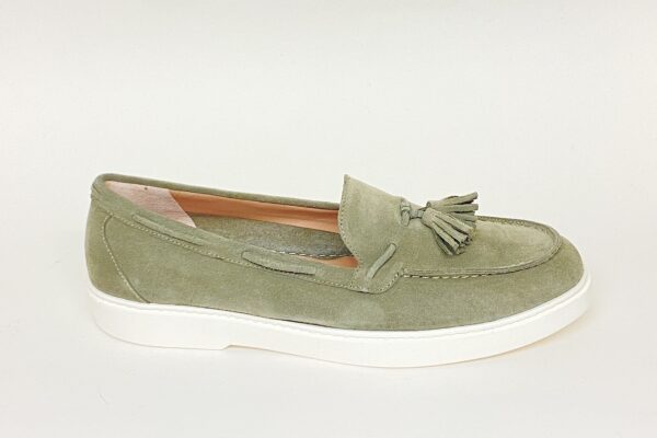 Mocassino da donna con nappine in camoscio verde. € 169,90